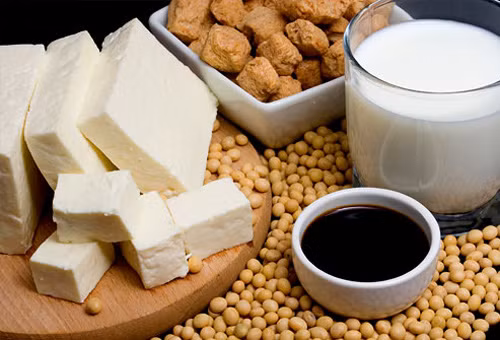 Hơn nữa, đậu nành còn có thể ngăn ngừa xơ cứng động mạch, ngăn ngừa các bệnh thiếu sắt, ức chế các chất béo cơ thể, bổ sung canxi, giảm tích tụ cholesterol, tăng cường sự phát triển của các tế bào não, tăng cường trí nhớ, và làm giảm tỷ lệ mắc bệnh tiểu đường và ung thư.