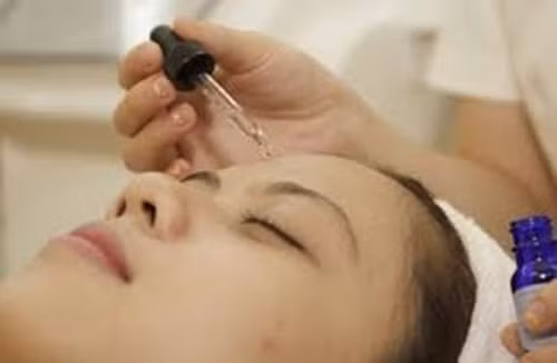 Nếu như bạn không muốn dùng các phương pháp thẩm mỹ thì có thể dùng thuốc bôi để làm mờ sẹo mụn. Một số thành phần kháng viêm như trà trắng, trà xanh, magnesium ascorbyl phosphate hay trehalose, một hợp chất có khả năng chống ôxy hóa cho tế bào.
