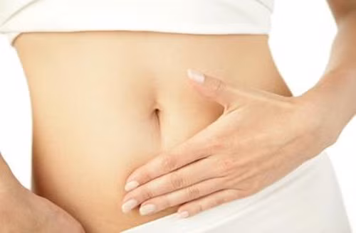 Massage bụng. Ngoài việc chữa trị bằng thực phẩm và kiêng khem, bạn cũng có thể làm theo cách dân gian như sau: Xoa đều bụng theo chiều kim đồng hồ từ bẹ sườn bên phải sáng trái, xuống dưới, sang phải rồi trở về điểm xuất phát cho đến khi ợ hơi. Trước khi massage có thể thêm dầu nóng lên bụng để tăng tác dụng.