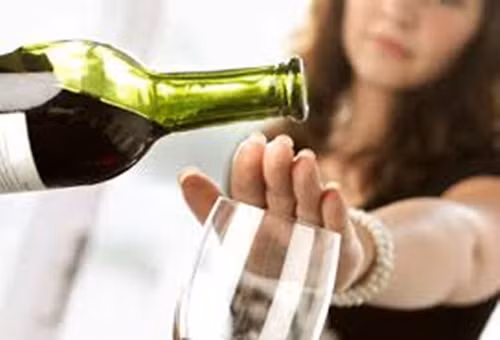 Dù ngày Tết có chè chén say sưa thì bạn cũng phải chú ý hạn chế việc uống rượu bia, hút thuốc, các chất kích thích… Đồng thời, khi ăn thì nên tập trung hết cho việc ăn uống không nên vừa làm việc khác vừa ăn.
