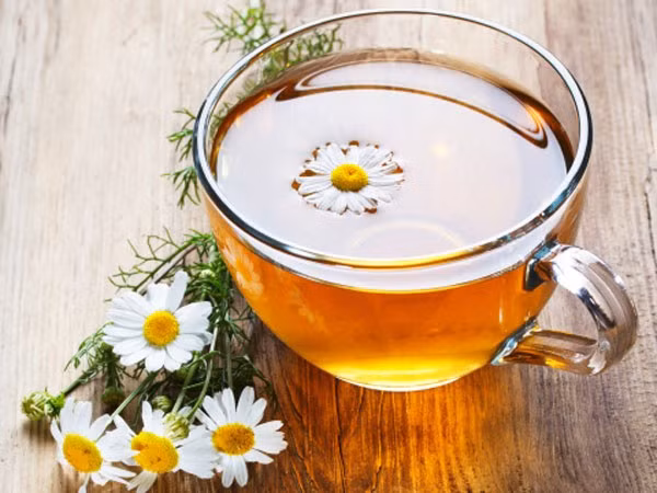 Uống trà hoa cúc. Bạn có thể mang theo những gói trà hoa cúc khô để phòng trường hợp đang chơi vui vẻ mà lên cơn đau bụng.