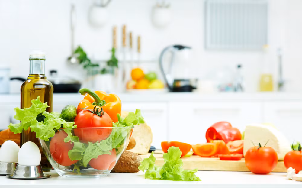 Vào dịp lễ Tết, nỗi lo an toàn thực phẩm lại tăng cao. Nguyên nhân xảy ra các vụ ngộ độc thực phẩm rất nhiều nhưng chủ yếu vẫn là thói quen để thực phẩm qua ngày và thực phẩm không sạch.