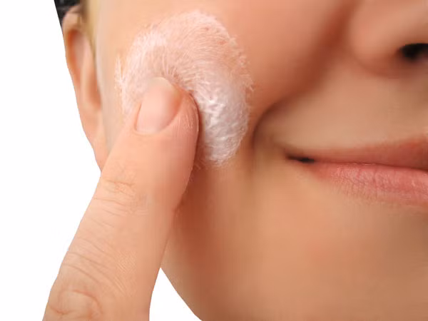 Để hạn chế những vấn đề về sắc tố trong thời kỳ bầu bí, mẹ bầu cần đội mũ rộng vành, sử dụng kem chống nắng có thành phần dưỡng tự nhiên và không nên ra ngoài ở những thời điểm nắng gắt.