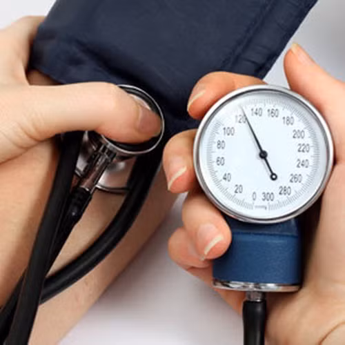 Huyết áp cao. Bệnh tim là kẻ giết người hàng loạt trong các loại bệnh tật và nó xảy ra ở phụ nữ phần nhiều. Trước tuổi 55 đàn ông rất ít bị bệnh này, nhưng phụ nữ vẫn có nguy cơ. Đến 65 tuổi, phụ nữ vượt nam giới. 10 năm sau khoảng 4/5 phụ nữ bị bệnh cao huyết áp so với 2/3 đàn ông.