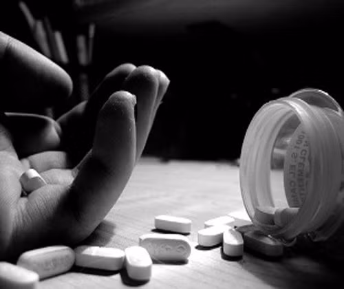 Ngoài ra, một số nghiên cứu về mặt tâm lý còn chỉ ra phụ nữ có chiều hướng suy nghĩ nhiều hơn nam giới - yếu tố góp phần gây trầm cảm. Họ cũng có xu hướng sống lâu hơn và tuổi thọ dài hơn nên thường cảm thấy mất mát và cô đơn.
