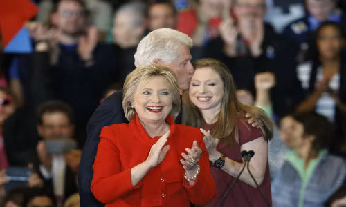 Về phía Đảng Dân chủ, Cựu Ngoại trưởng Mỹ Hillary Clinton đã dẫn đầu trong cuộc bầu chọn ứng viên Tổng thống ở bang Iowa, với 50,4% số phiếu ủng hộ. Thượng nghị sĩ Bernie Sanders đứng sau với 49%.