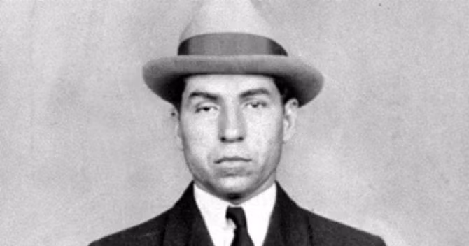 Charles "Lucky" Luciano là một ông trùm mafia người Mỹ gốc Italy. Luciano còn là "bố già" và là kẻ cầm đầu nghiệp đoàn tội phạm quốc gia.