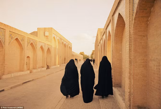 Ngo ngang ve hao nhoang cua Cong hoa Hoi giao Iran-Hinh-4