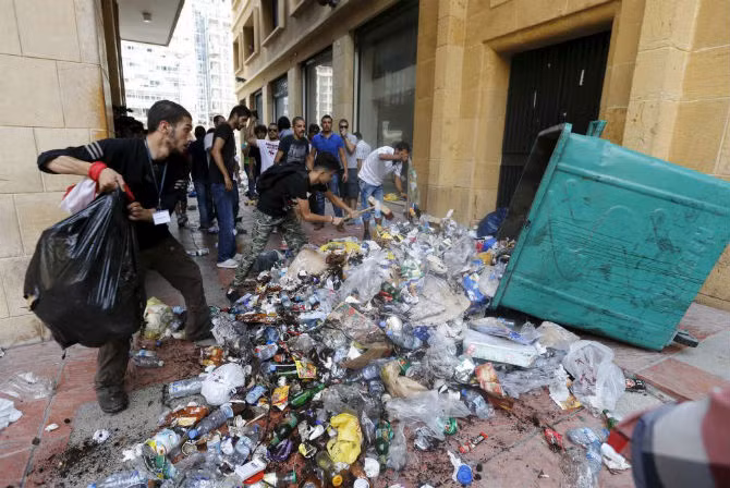 Người biểu tình vứt rác tại một lối vào trụ sở của Bộ Môi trường Lebanon ở Beirut ngày 15/9/2015. Người biểu tình kêu gọi Bộ trưởng Mohamad Al Machnouk từ chức vì cuộc khủng hoảng rác thải.