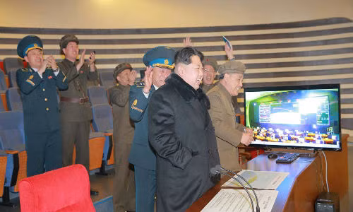 Ong Kim Jong-un muon phong them nhieu ve tinh len qui dao