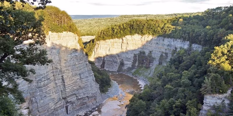 Trường hợp của Timothy Mazurcak cũng khiến không ít người kinh ngạc. Anh bị ngã xuống từ vách đá ở độ cao hơn 18 mét nhưng không hề hấn gì.