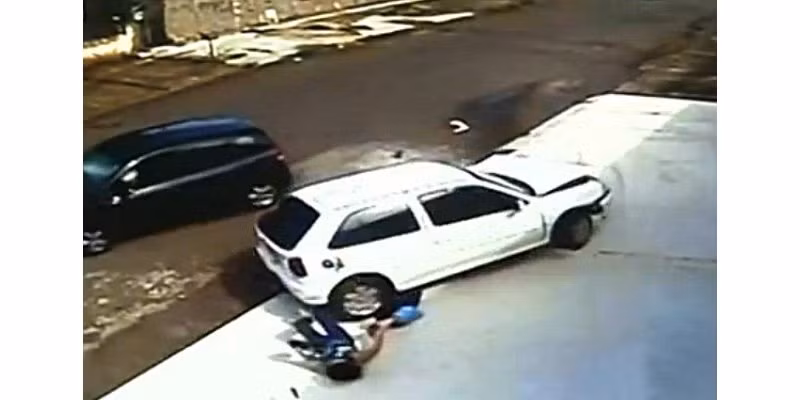 Một vụ va chạm xảy ra khiến chiếc ô tô đỗ trên đường ở Brazil lao thẳng về phía một một người phụ nữ 56 tuổi và cháu trai 5 tuổi đang đi bộ trên vỉa hè. Thật kinh ngạc, bị ô tô cán qua người mà họ vẫn sống sót.