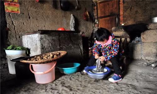Ba người sống trong ngôi nhà nhỏ ở ngôi làng Nghi Xương, tỉnh Hồ Bắc, Trung Quốc.