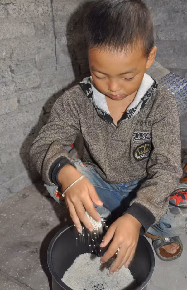 Bé Yanglin thường dậy từ 6 giờ sáng chuẩn bị đồ ăn cho bố trước khi đến trường. Sau khi tan học, bé vội đi nhặt rác để kiếm những đồng tiền ít ỏi.