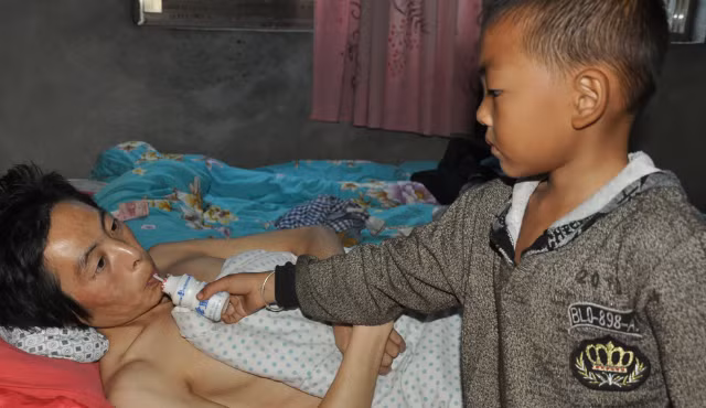Cũng tương tự với hoàn cảnh của Miaomiao, cậu bé 7 tuổi Ou Yanglin đến từ tỉnh Quý Châu (Trung Quốc) cũng phải một mình chăm sóc người cha bị liệt sau khi mẹ bỏ nhà đi.