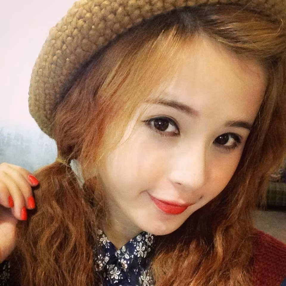 Ban đầu họ chọn góc quay dưới cằm, cố cúi đầu để phần da dồn lại ở cổ, tạo nên khuôn mặt béo múp, kém sắc. Sau đó dần chuyển góc máy lên cao, khoe khuôn mặt thật xinh tươi với đường cằm V-line đầy cuốn hút.
