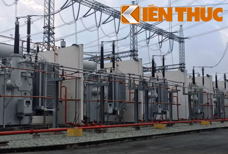 "Do trạm biến áp 500kV Nhà Bè và đường dây 500kV Nhà Bè- Cai Lậy- Ô Môn có tổng chiều dài gần 150km phục vụ điện cho nhiều tỉnh thành, trong đó có các quận nội thành TP HCM vốn là trung tâm Chính trị, Kinh tế...lớn nhất nước nên nếu trạm biến áp bị ngập nặng phải cắt điện diện rộng thì thiệt hại sẽ vô cùng lớn", một cán bộ trong đoàn kiểm tra cho biết.