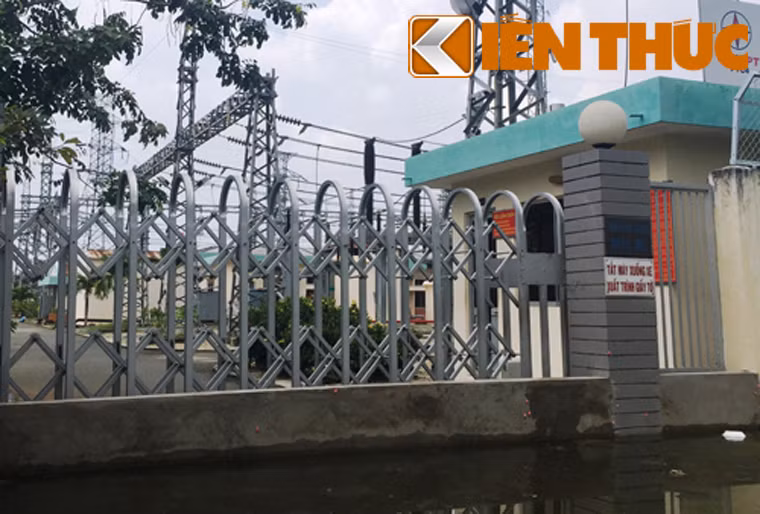 Công ty Truyền tải điện 4 phải thường xuyên sử dụng máy bơm để bơm nước ra ngoài và xây thềm ximăng cổng chính để ngăn nước. "Phương án này chỉ mang tính đối phó, hiệu quả không cao vì vị trí đoạn rạch để bơm nước ra ở khá xa", BGĐ Công ty Truyền tải điện 4, cho biết.