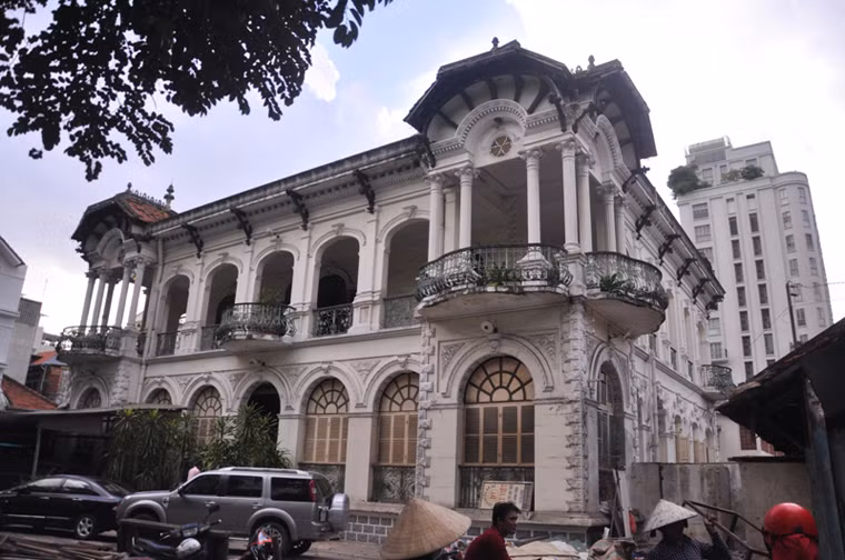 Theo nguồn tin chưa kiểm chứng, chủ nhân mới của căn biệt thư đắt đỏ bậc nhất Sài Gòn này là "ông hoàng nhạc Việt" Đàm Vĩnh Hưng. Tuy nhiên nam ca sĩ này đã phủ nhận tin đồn mình là người sở hữu.
