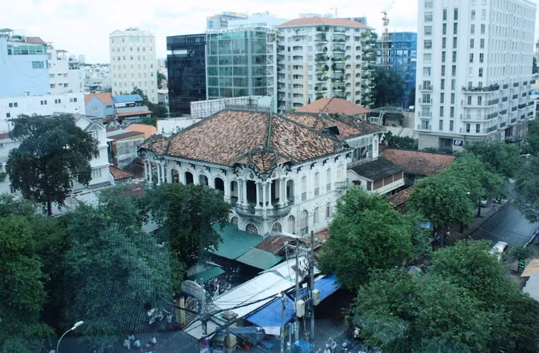 Căn biệt thự cổ có tuổi thọ hơn 100 năm này toạ lạc ngay vị trí đắc địa bậc nhất TP HCM. Biệt thự có 3 mặt tiền nằm trên 3 đường Bà Huyện Thanh Quan, Võ Văn Tần và Nguyễn Thị Diệu, quận 3, từng được rao bán với giá 47 triệu USD (hơn 1.000 tỷ đồng).