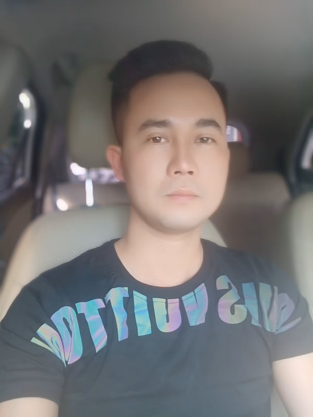  Cô gái bị phân xác, phi tang xuống sông Hồng: Chiều 16/10, Công an TP Hà Nội tổ chức họp báo thông tin về vụ phân xác á khôi tại bờ sông Hồng thuộc thôn 2 Giang Cao, xã Bát Tràng, huyện Gia Lâm. Lãnh đạo Công an TP Hà Nội thông tin, Tạ Duy Khanh (38 tuổi, quê Thái Bình) có quan hệ quen biết với Hồ Yến Nhi (17 tuổi, ở Hà Nội). Ngày 10/10, Khanh đưa Nhi về nhà ở xã Đa Tốn, huyện Gia Lâm, Hà Nội. Khi vào phòng khách, giữa hai người xảy ra mâu thuẫn nên Khanh lấy dao nhọn đâm nhiều nhát vào ngực nạn nhân.