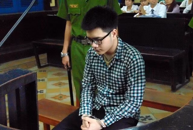 Trong 2 ngày 15 và 16/5/2014, Duy đã pha thuốc độc cho anh Tuấn uống nhưng nạn nhân không chết mà chỉ bị ói, sức khỏe yếu hẳn. Đến ngày 19/5, Duy tiếp tục cho thuốc độc vào 2 viên thuốc con nhộng để đầu độc nạn nhân. Sau khi anh Tuấn tử vong, Duy dùng dao, cưa để phân xác nạn nhân thành nhiều phần. Sau khi giết người, Duy đã gọi điện thoại cho bạn gái đến nhà trọ cùng Duy thu dẹp hiện trường, xịt nước hoa để khử mùi… rồi cùng Duy lấy xe máy, điện thoại và tiền mặt của nạn nhân về Tiền Giang lẩn trốn. Duy đã lãnh án tử hình về các tội "Giết người", "Cướp tài sản".