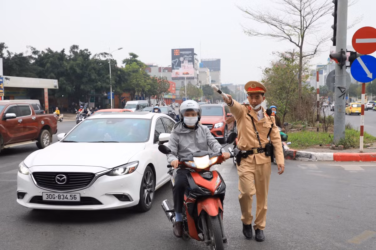 Các phương tiện đi theo hướng: Đi thẳng qua nút trên đường Đàm Quang Trung, quay đầu tại nút đèn trên đường Đàm Quang Trung sau đó rẽ phải vào đường Cổ Linh.