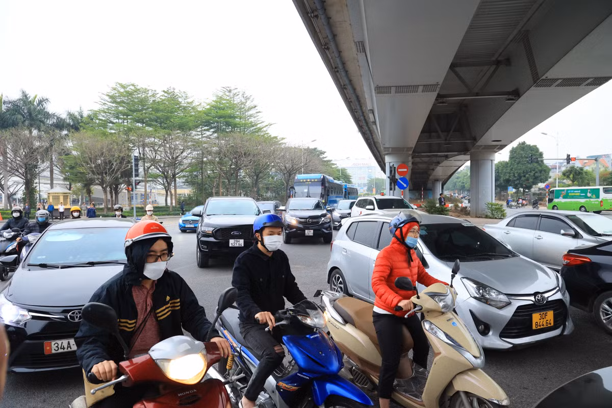 Do chưa quen với biển báo mới, một số phương tiện vẫn còn lúng túng khi di chuyển qua khu vực nút giao Cổ Linh - Đàm Quang Trung.