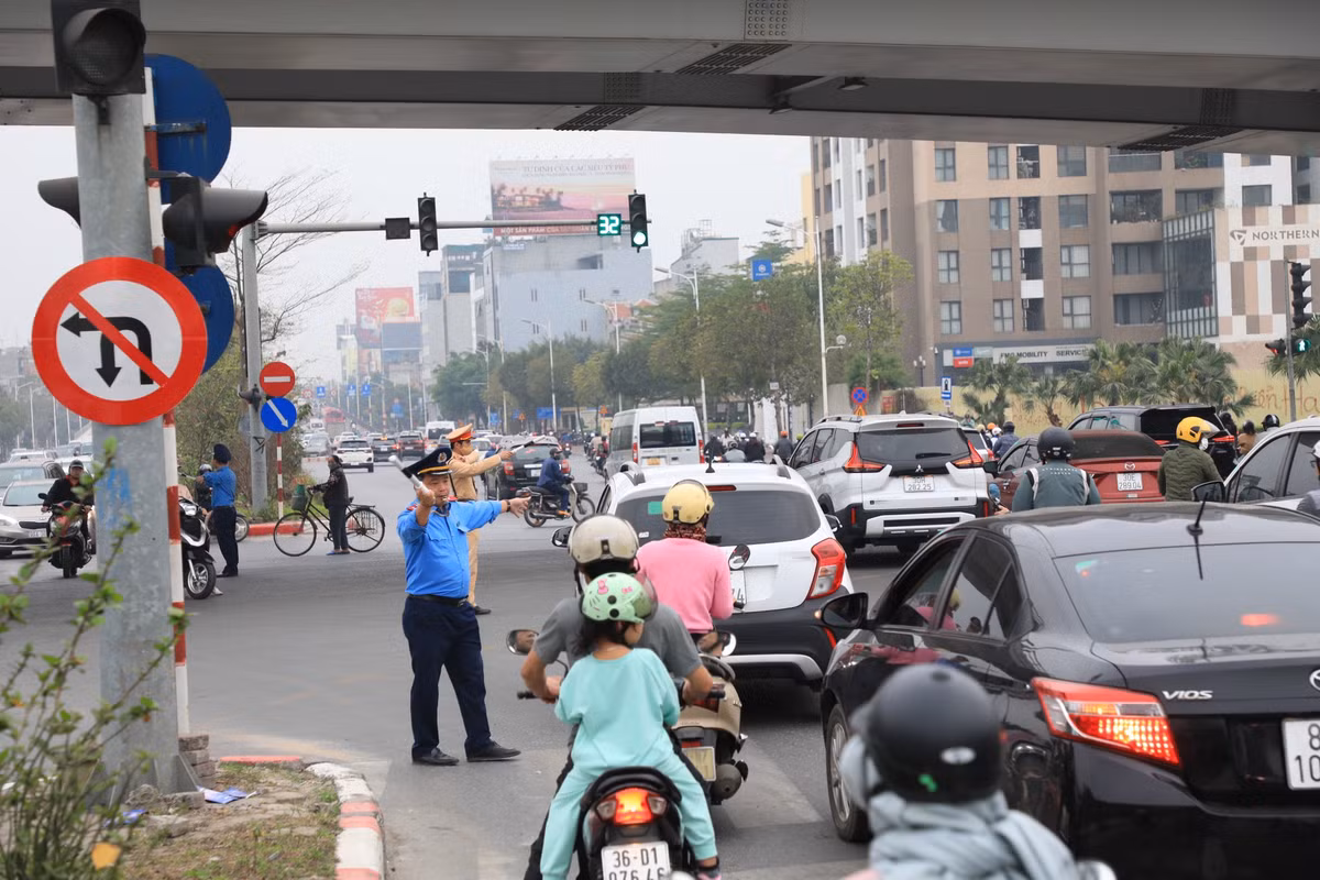 Theo đó, lực lượng chức năng vừa tuyên truyền vừa hướng dẫn người dân di chuyển theo hướng điều chỉnh này.