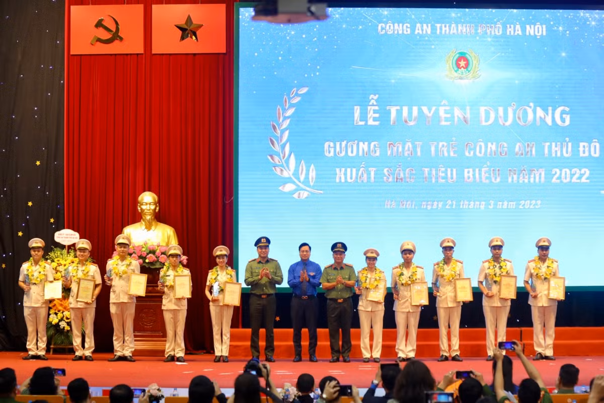 Công an Thủ đô tuyên dương 12 gương mặt trẻ xuất sắc tiêu biểu - Hình 3 Cong an Thu do tuyen duong 12 guong mat tre xuat sac tieu bieu-Hinh-3