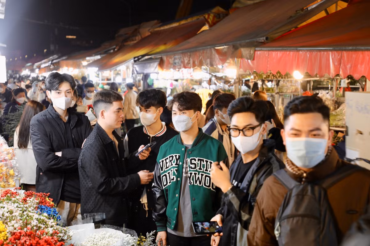 Trước thềm 8/3, đông đảo các đấng mày râu đã tới chợ hoa đêm Quảng Bá để tìm mua những bó hoa tươi dành tặng cho phái đẹp trong gia đình, người thân yêu của mình. Do chưa có kinh nghiệm, nhiều chàng trai tỏ ra khá lúng túng khi chọn hoa.