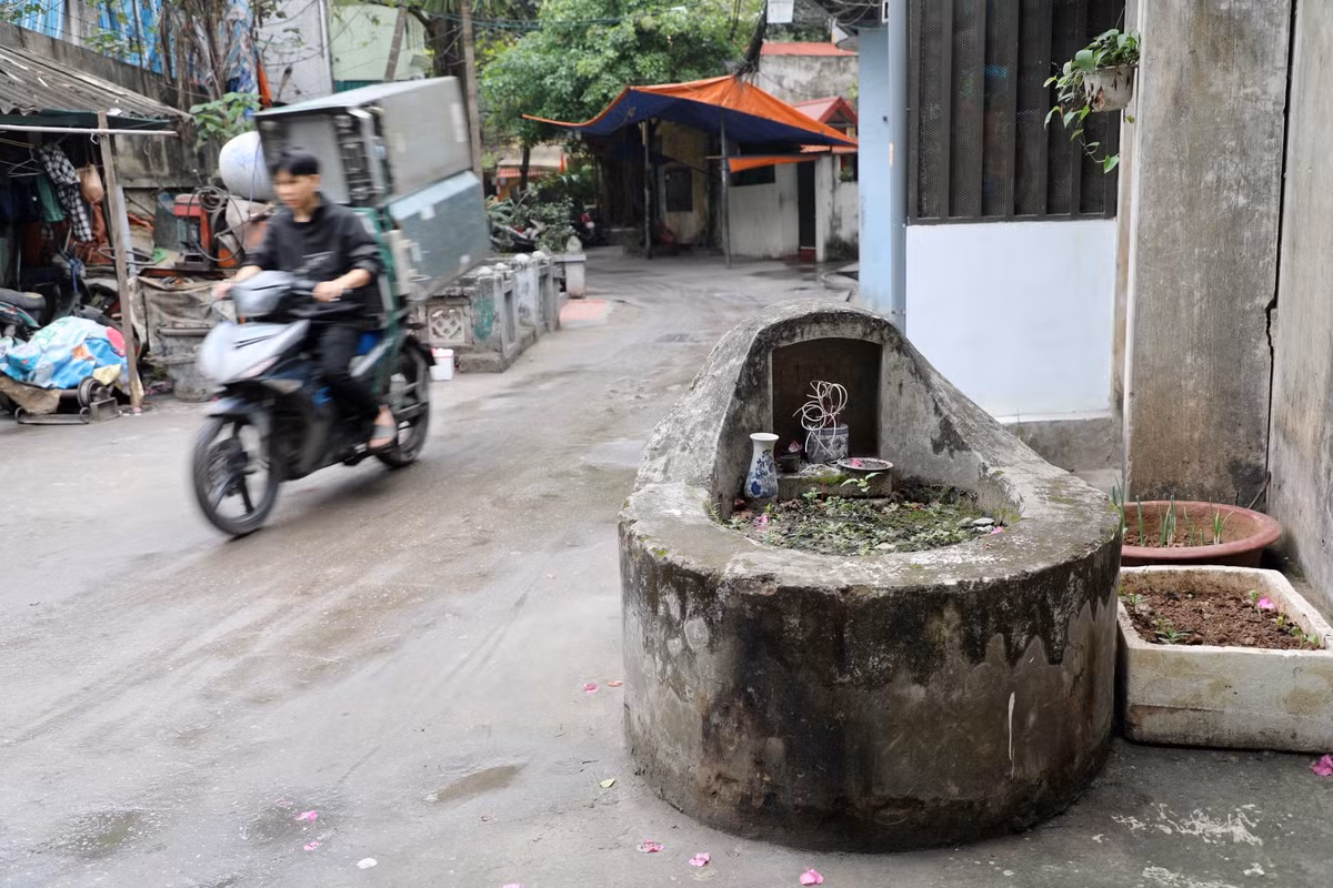 Sau khi quy hoạch đường làng ngõ xóm, chính quyền vẫn để những ngôi mộ này tồn tại. Người dân cũng không di dời do lo ngại về vấn đề tâm linh.