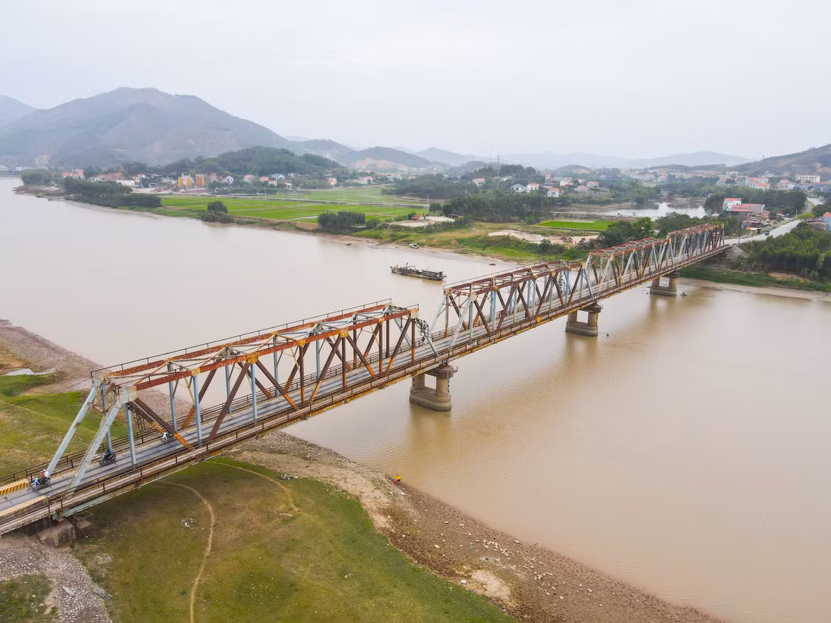 Mới đây, Bộ GTVT đã có văn bản trả lời cử tri tỉnh Bắc Giang về kiến nghị sửa chữa, nâng cấp, đồng thời nghiên cứu xây mới tách riêng đường bộ với đường sắt cầu Cẩm Lý. Trường hợp thật sự cấp bách cần phải triển khai ngay để bảo đảm an toàn giao thông. UBND tỉnh Bắc Giang cần phải xác định khả năng và bố trí năng lực vốn để thực hiện, khuyến khích nghiên cứu phương án sử dụng nguồn vốn tại địa phương và các nguồn vốn khác để thực hiện dự án.