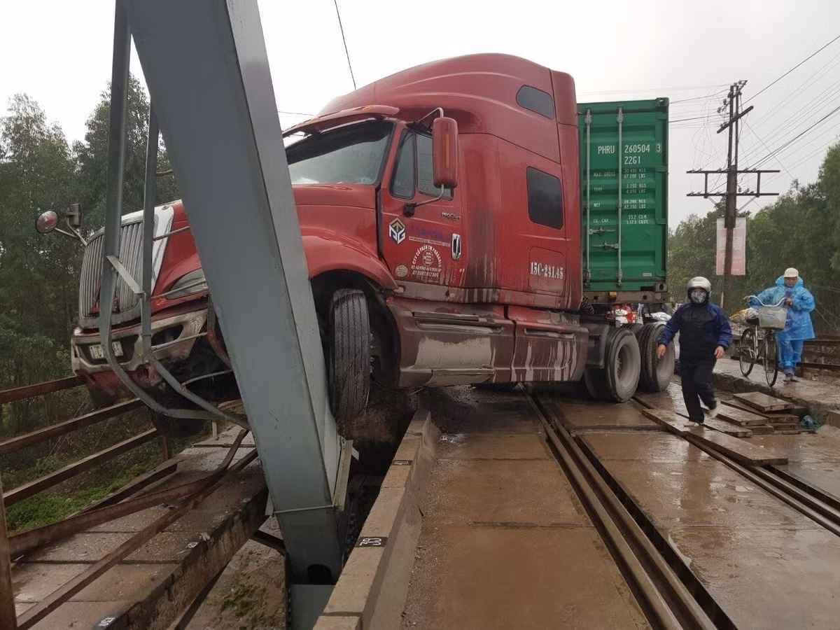Đã không ít lần xảy ra vụ việc tài xế vượt ẩu, đâm vào thành cầu gây hư hỏng nặng. Thường xuyên xảy ra việc các phương tiện cố tình vượt đèn đỏ, đến giữa cầu không ai chịu nhường ai nên tắc đường kéo dài nhiều giờ đồng hồ.