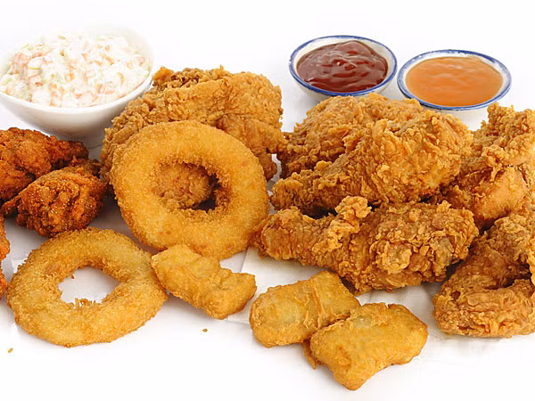 Những thực phẩm chiên rán chứa nhiều dầu mỡ không dễ tiêu hóa và có thể tạo ra khí, gây đầy hơi.