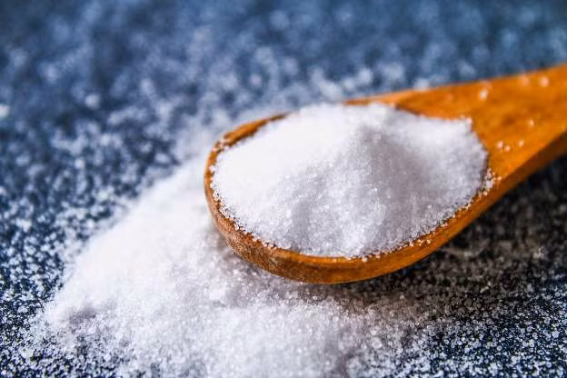 Ngoài việc gây ảnh hưởng không tốt cho gan, tiêu thụ quá nhiều muối còn làm tăng huyết áp. Ảnh: akamaized.
