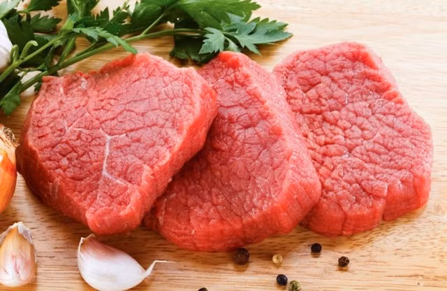 Nếu bạn đang có vấn đề sức khỏe, việc chuyển hóa protein trong thịt đỏ của gan sẽ gặp khó khăn hơn. Ảnh: tuoitre.