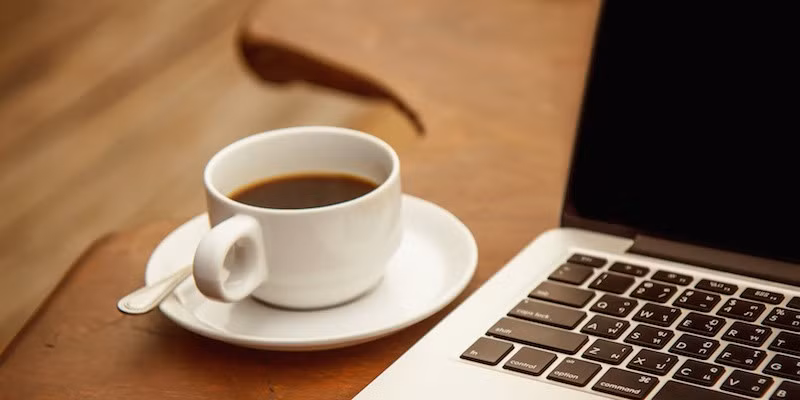 Caffeine có trong cà phê chính là một chất kích thích tự nhiên làm tăng tạm thời nhịp tim của bạn và do đó làm tăng quá trình đốt cháy calo. Ảnh: genknews.