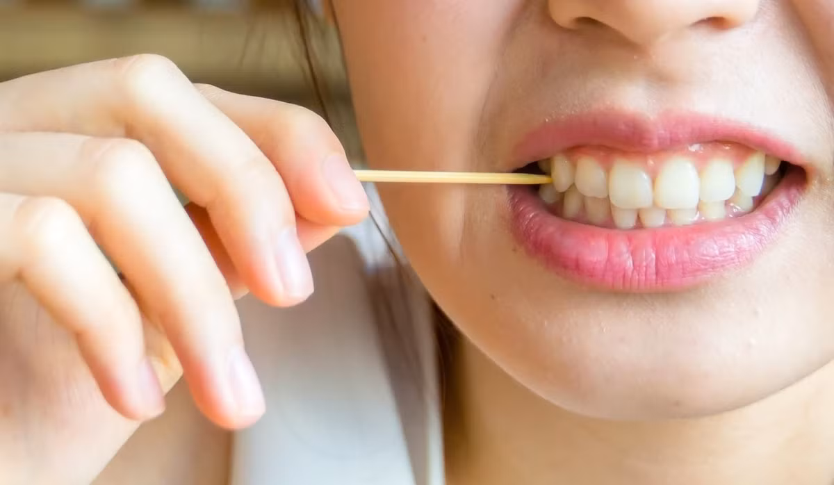 Chính thói quen này làm chân răng bị tổn thương nặng, khiến chân răng xuất hiện cảm giác tê buốt, đau nhức. Ảnh: nhakhoavietmytravinh.