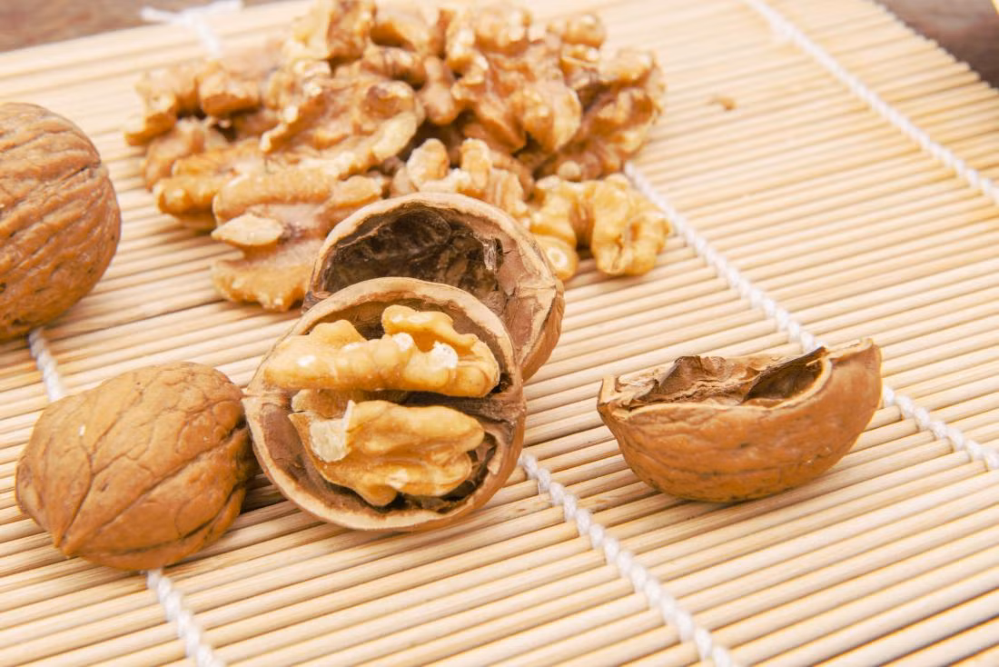 Trong 28 gram quả óc chó chứa tới 2.570mg axit béo omega-3. Ảnh: medicalnewstoday.