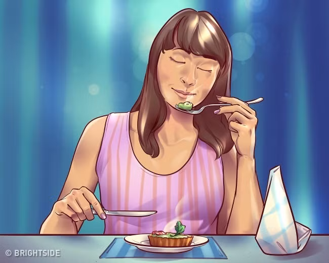Ăn các bữa nhỏ và ăn chậm. Điều này sẽ giúp bạn thưởng thức đồ ăn tập trung và ăn ít hơn.