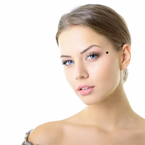 Nốt ruồi đen ở phía ngoài đuôi mắt biểu tượng cho sự cản trở trong tình duyên. Vợ chồng có thể ly hôn chỉ vì những mâu thuẫn nhỏ. Ảnh minh họa: Physician Skin.