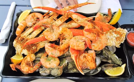 Có thể thêm một chút muối hoặc bia phía dưới khay hấp để tạo mùi vị đặc trưng cho món ăn. Ảnh: TripAdvisor.