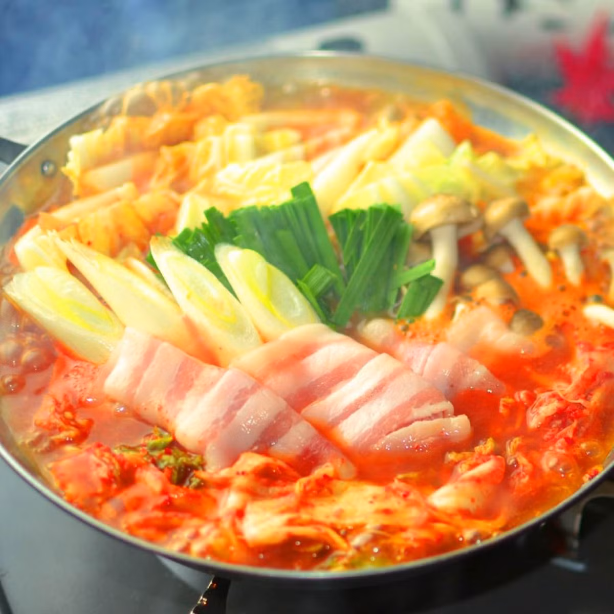 Nhắc đến những món lẩu Hàn Quốc không thể bỏ qua lẩu nấm kim chi. Đây là món ăn truyền thống với hương vị cay nồng, được ưa chuộng trong mùa đông Hàn Quốc. Ảnh: Miyabi.