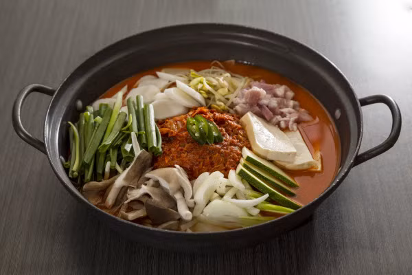 Lẩu thịt bò Sogogi jeongol được ưa chuộng bởi độ bổ dưỡng và mùi vị thơm ngon. Món lẩu bao gồm thịt bò ngon, cá cơm, tảo biển. Ảnh: Restaurant Websites.