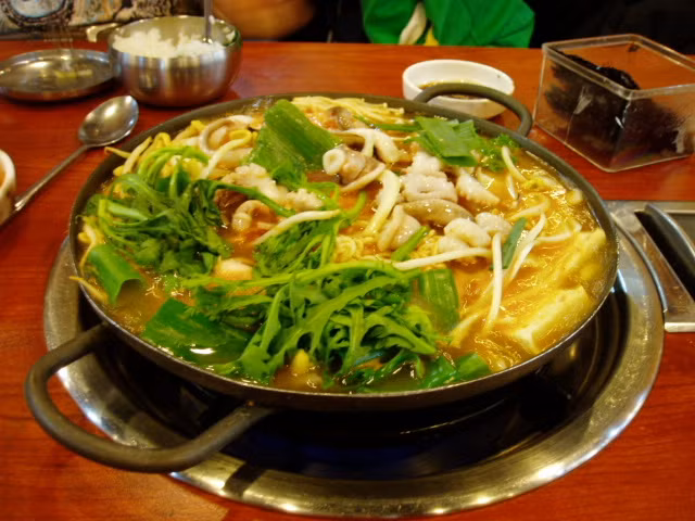 Trong đó, lẩu bạch tuộc Nakji jeongol hấp dẫn thực khách bởi sự góp mặt của bạch tuộc, tôm và nhiều gia vị cay nồng, điển hình là hạt tiêu. Ảnh: Wikimedia.