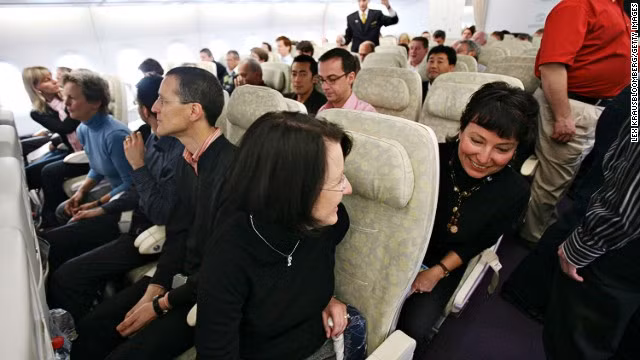 Khi mơ thấy cùng bay với bạn bè, có nghĩa là bạn sẽ thành công hơn trong việc hợp tác kinh doanh.