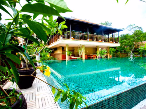 Điền viên rộng 3000 m2, ở giữa là 4 nhà rường truyền thống Huế được chạm khắc vô cùng tinh xảo và thanh thoát; được thỏa sức hít thở bầu không khí trong lành... Ảnh: cattuongquan.com.