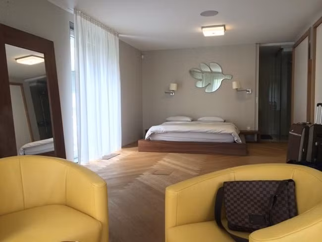 Căn biệt thự triệu đô sang trọng nhà Thu Minh tại Praha, Tiệp Khắc được thiết kế hiện đại, bao gồm nhiều không gian như: sân vườn, bể bơi, phòng xông hơi, phòng khách, phòng ngủ..Ảnh: Vietnamnet.