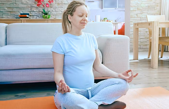Tập suy nghĩ lành mạnh - Bạn có thể khó chịu khi không thể thay đổi tình trạng chảy xệ của làn da cơ thể. Thay vì suy nghĩ quá nhiều, bạn hãy cố gắng giữ cho bản thân thư giãn và kiên nhẫn với chính mình. Tập thở sâu, nghe nhạc và tham gia các hoạt động ngoài trời càng nhiều càng tốt.